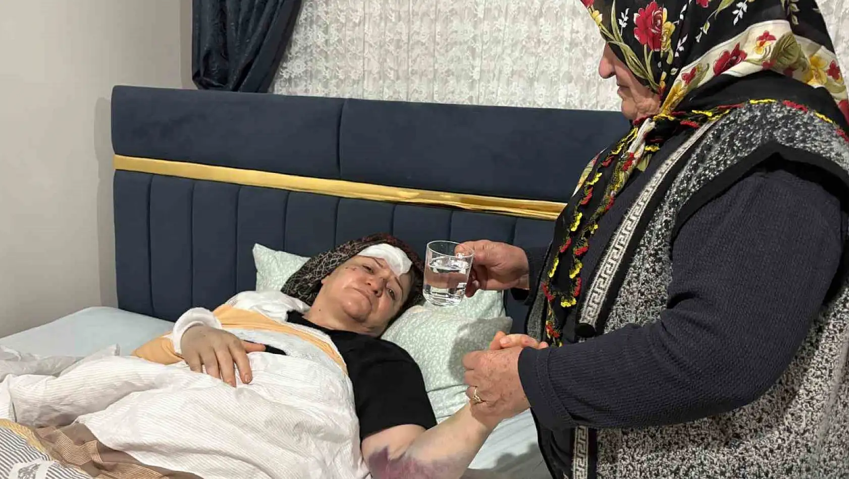 Kayseri'de aracın, refüjdeki yayaların arasına daldığı kazada kamerada