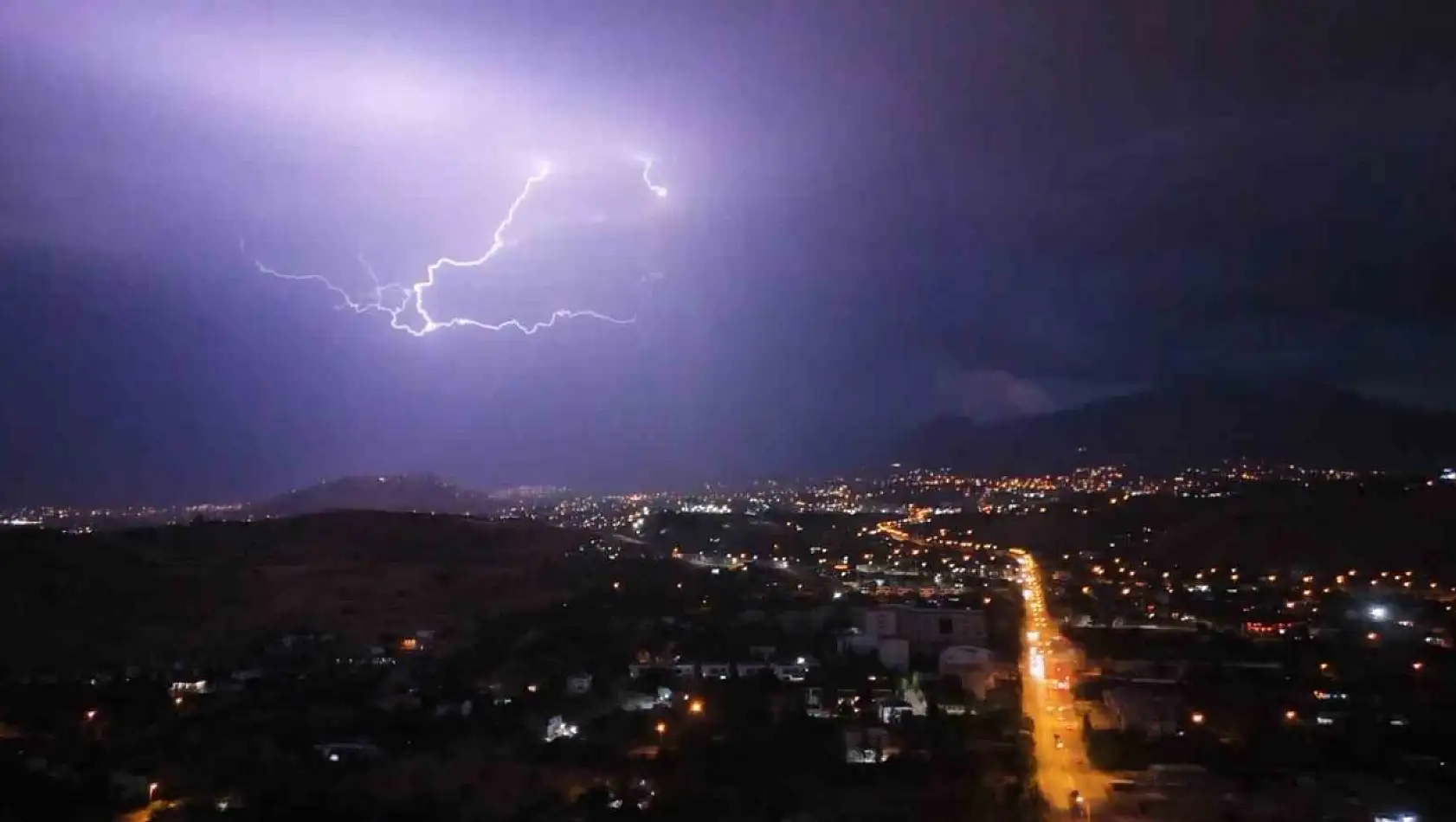 Kayseri'de geceyi şimşekler aydınlattı