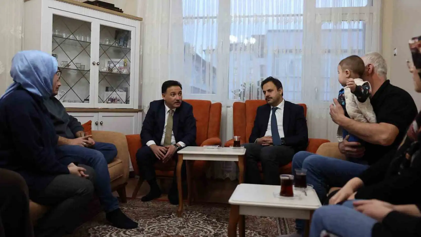 Vali Çiçek vatandaşın çay davetini kırmadı