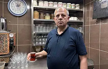 4 metrekare dükkanda 43 yıldır çay demliyor