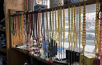 8 metrekare dükkânda 30 yıldır tespih tamir ediyor