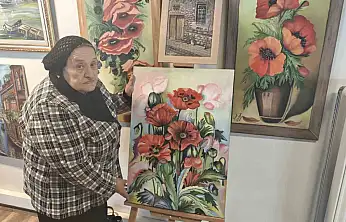 80 yaşında 25 yıllık sanat sevgisini sürdürüyor