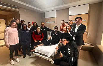 Ameliyat olan Solak'a kadın basketbolculardan ziyaret