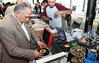 Antikacılar yeni yılda da kendi yerinde, kendi gününde