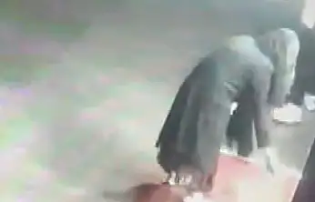 Apartmanda büyü paniği: Karanlıkta gelip idrar ve toz döktüler