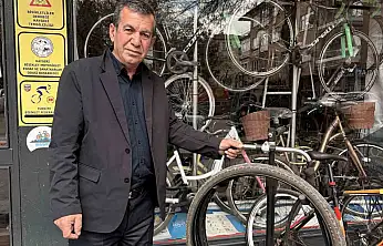 Askıda bisiklet parçaları, çocukların yüzünü güldürüyor