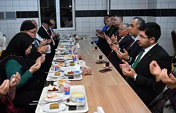 Başkan Büyükkılıç, Cumhurbaşkanı ile bayramlaştı, 'iftara 5 kala' programına ve huzurevi gönül sofrasına katıldı