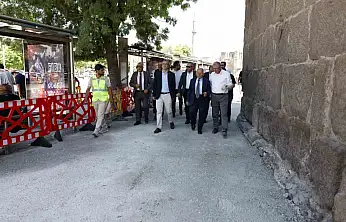 Başkan Büyükkılıç'tan Cumhuriyet Meydanı'ndaki büyük dönüşüme yakın takip