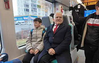 Başkan Büyükkılıç tramvaya bindi, yolcularla sohbet etti