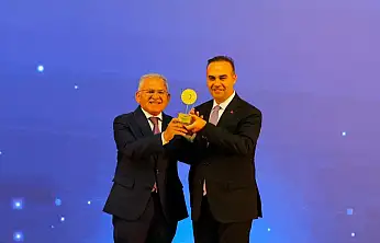 Başkan Büyükkılıç, Türkiye'de ilk olan RES projesiyle Bakan Kacır'ın elinden ödül aldı