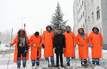 Başkan Çolakbayrakdar: 'Gece gündüz demeden merkez ve kırsalda kar temizliği devam ediyor'