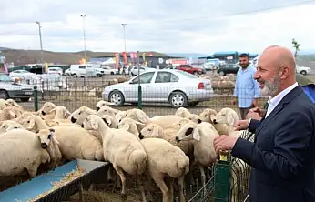 Başkan Çolakbayrakdar: 'Kurban hizmetinde öncü, Türkiye'de sayılı belediyeyiz'