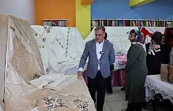 Başkan Özdoğan, el emeği göz nuru eserleri inceledi