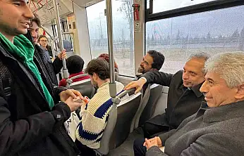 Başkan Yalçın meclis toplantısına tramvayla gitti