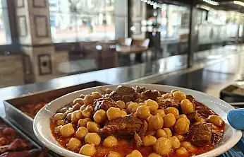 Bayram sofrasının geleneksel lezzeti: Etli nohut yahnisi