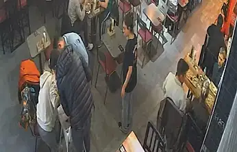 Bebeği Heimlich manevrası ile kurtardı