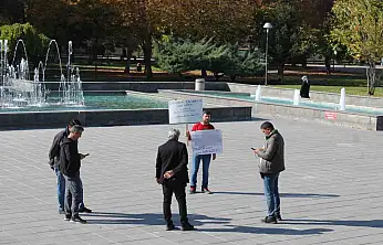 Boşanmak isteyen şahıstan tek kişilik eylem