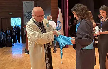 Bu üniversite kep atmıyor şed kuşanıyor