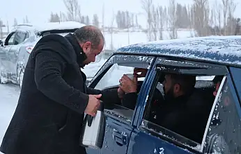 Bünyan Belediyesi kar mesaisindekilerin içini ısıttı