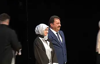 Bursa İl Emniyet Müdürü Gökce kızına diplomasını elleriyle verdi