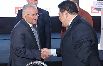 Büyükkılıç, öğrenciler ve siyasi parti temsilcileri ile iftar sofralarında buluştu