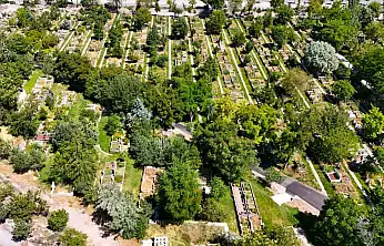 Büyükşehirden asri mezarlıkta temizlik çalışması