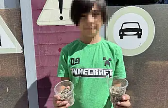 Çekirdek satan çocuğun tezgahındaki para ve eşyalarını alıp gittiler