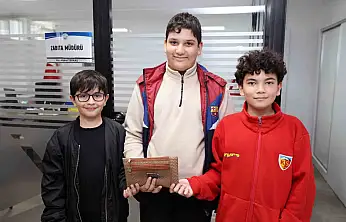 Çocuklardan örnek davranış: Buldukları cüzdanı sahibine ulaştırdılar