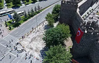 Cumhuriyet meydanında yenileme çalışması aralıksız sürüyor