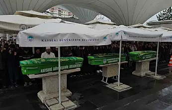 En acı cenaze: Trafik kazasında hayatını kaybeden anne, oğlu ve kızı yan yana son yolculuğuna uğurlandı