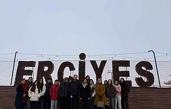 Erciyes'in zirvesinde öğrencilere yönelik 'Uluslararası Dağlar Günü' etkinliği