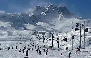 Erciyes'te hafta sonu pistler kayak severlerle doldu