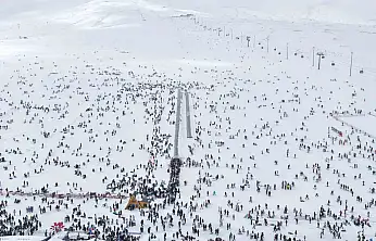 Erciyes'te hafta sonu pistler kayakçılarla doldu