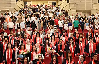 ERÜ Edebiyat Fakültesi'nde 450 öğrenci mezun oldu