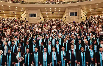 ERÜ Havacılık ve Uzay Bilimleri Fakültesi'nde mezuniyet sevinci