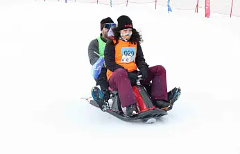 Eşler, Sevgililer Günü'nde birbirini en hızlı çekmek için yarıştı