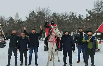 Esnaf at üstünde Türk bayrağı ile tur attı