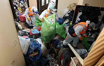 Evden 5 kamyon çöp çıkartıldı