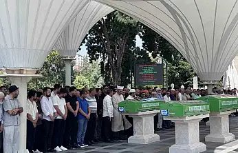 Feci kazada hayatını kaybeden aile yan yana toprağa verildi