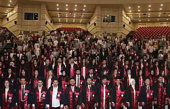 Genç eczacıların mezuniyet sevinci