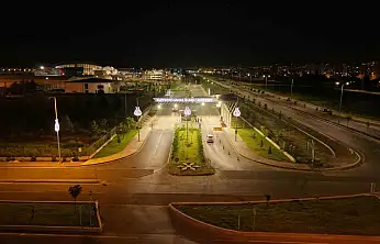 Havalimanı yolu geceleri renkli görünüme kavuşuyor