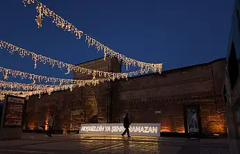 Hunat Cami ışıklarla donatıldı