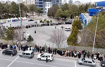 Kadir Gecesi'nde kutsal emanetler için uzun kuyruklar oluştu