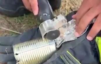 Kafasını konserve kutusuna sıkıştıran kediyi itfaiye kurtardı
