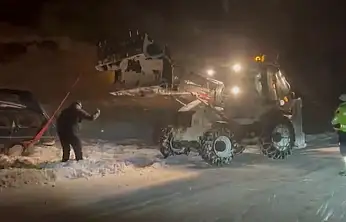 Kara saplanan otomobildeki 3 kişi kurtarıldı