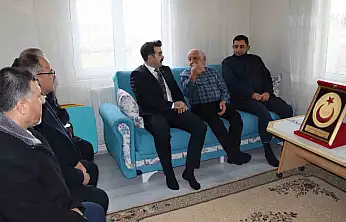 Kaymakam Eser, Tomarzalı şehit babasını ve Kıbrıs gazisini ziyaret etti