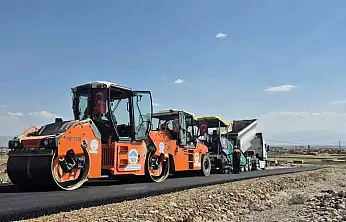 Kayseri Büyükşehir, Develi'de sıcak asfalt çalışmalarına başladı