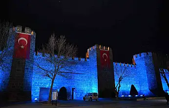 Kayseri Büyükşehir, tarihi surları mavi ışıkla aydınlatarak otizm farkındalığına dikkat çekti