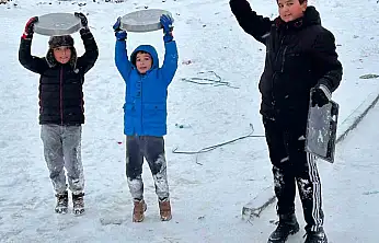 Kayseri'de çocukların kar eğlencesi: Tepsilerle kayak yaptılar