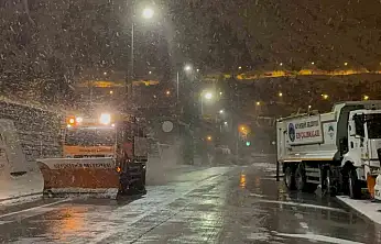 Kayseri'de gece saatlerinde başlayan kar yağışı kenti beyaza bürüdü